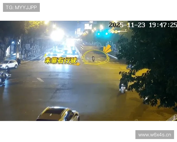 美媒称三球左转未让直行酿车祸